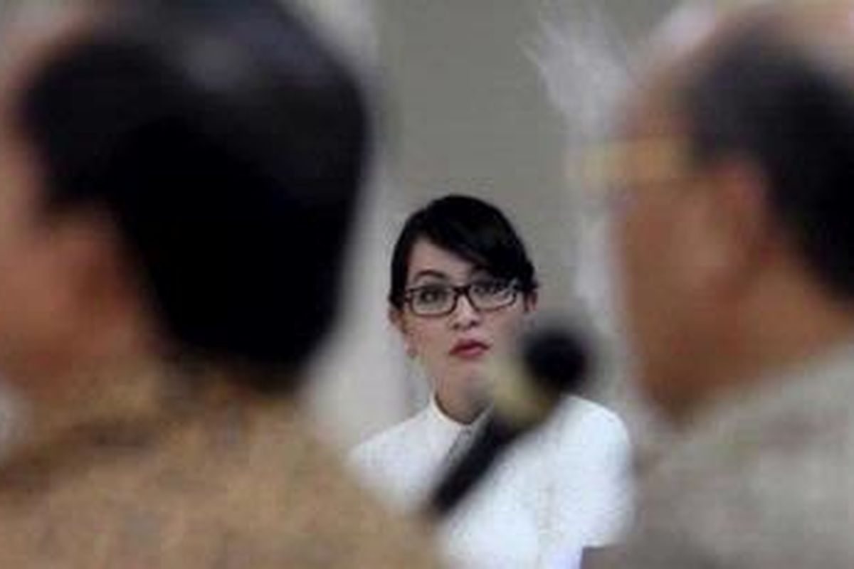 Terdakwa anggota Dewan Perwakilan Rakyat, Angelina Sondakh (tengah) menyimak keterangan saksi Mahyudin (kanan) dan I Wayan Koster dalam sidang perkara korupsi penggiringan anggaran di Kementerian Pendidikan Nasional dan Kementerian Pemuda dan Olahraga di Pengadilan Tindak Pidana Korupsi, Jakarta, Kamis (22/11/2012).  