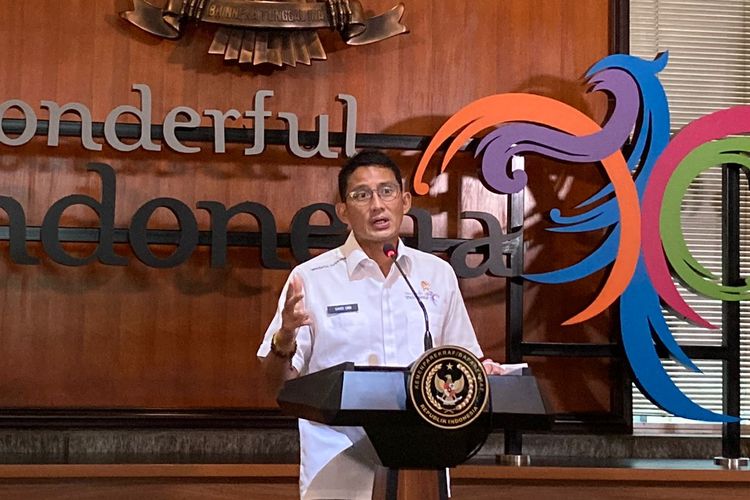 Menteri Pariwisata dan Ekonomi Kreatif (Menparekraf) Sandiaga Uno saat menghadiri Weekly Press Briefing di Gedung Sapta Pesona, Jakarta, Senin (13/12/2021).
