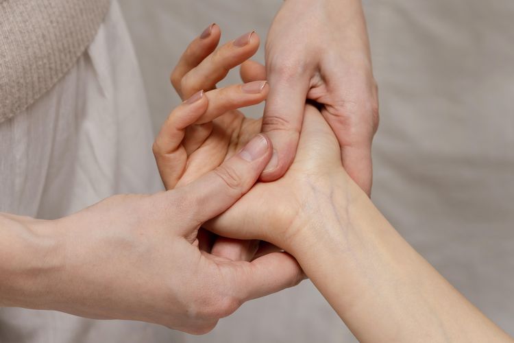 Ada teknik self-healing kuno dari Jepang untuk membantu melancarkan peredaran energi dalam tubuh yaitu Jin Shin Jyutsu.