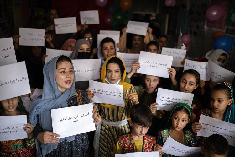 Perempuan dan guru berdemonstrasi di dalam sekolah swasta untuk menuntut hak dan kesetaraan pendidikan bagi perempuan dan anak perempuan, dalam pertemuan Hari Guru Nasional, di sebuah sekolah swasta di Kabul, Afghanistan, Selasa, 5 Oktober 2021.