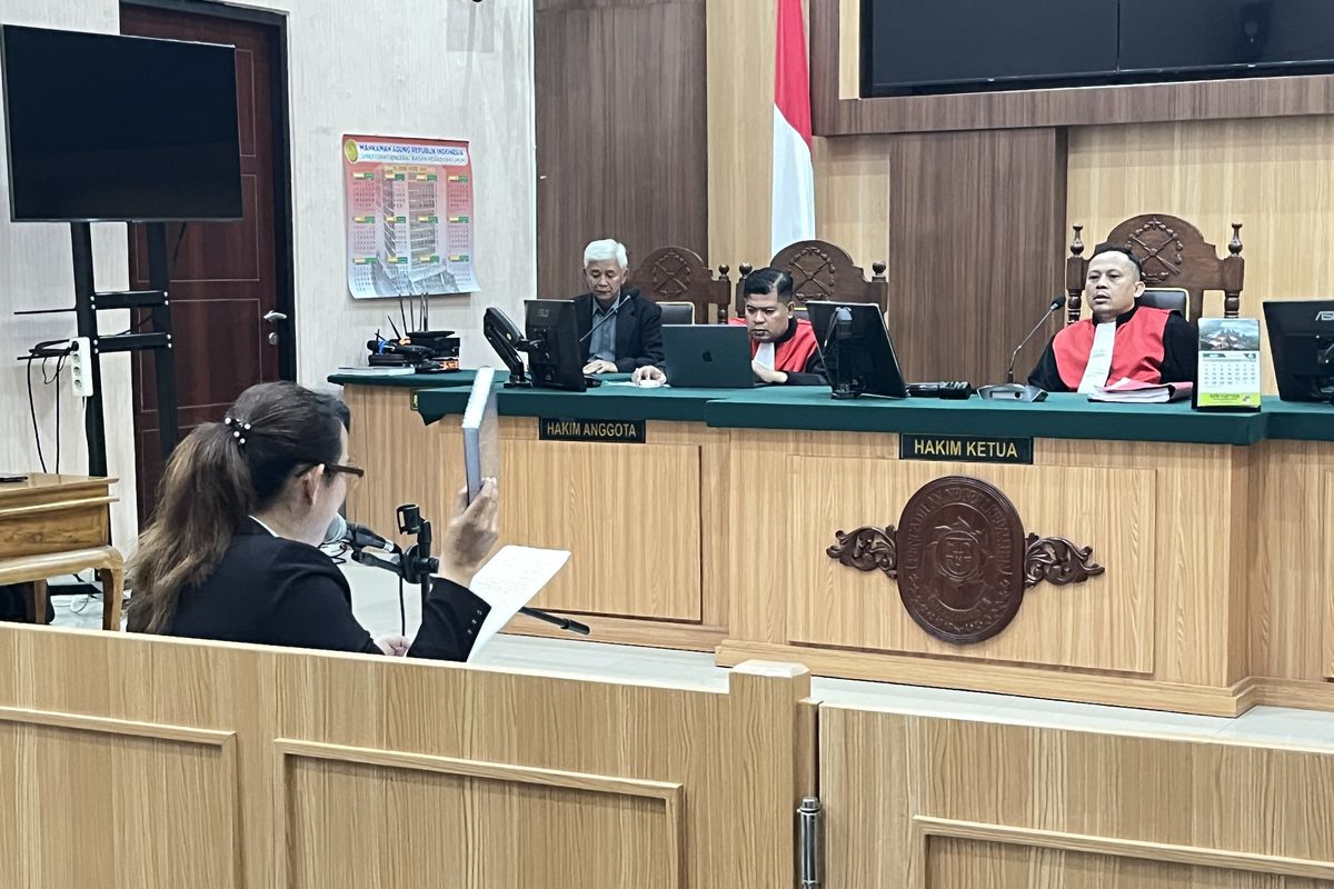 Isa Zega mengangkat Al-Qur'an curahkan kekecewaan dalam sidang Pledoi, Selasa (6/5/2025).