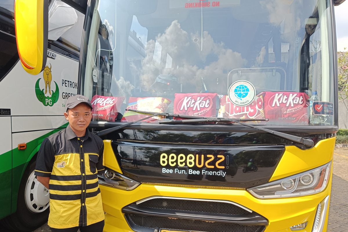 Dedy, pengemudi bus pariwisata Bee Buzz