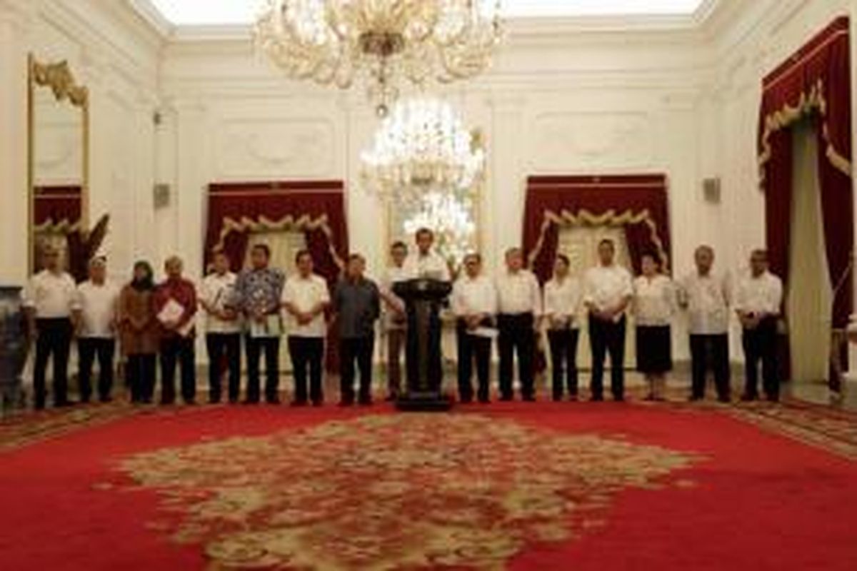 Presiden Joko Widodo didampingi Wakil Presiden Jusuf Kalla dan sejumlah menteri Kabinet Kerja mengumumkan kenaikan harga bahan bakar minyak, di Istana Merdeka, Jakarta, Senin (17/11/2014).