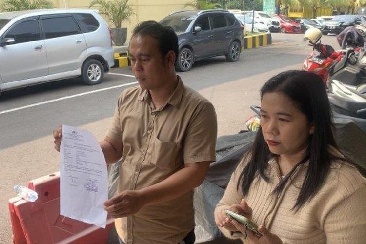 Orangtua DAN, Syarifahlawati (43) dan Deni (40), saat dimintai keterangan oleh pihak kepolisian di Mapolres Cianjur, Jawa Barat, Selasa (21/5/2024) 

