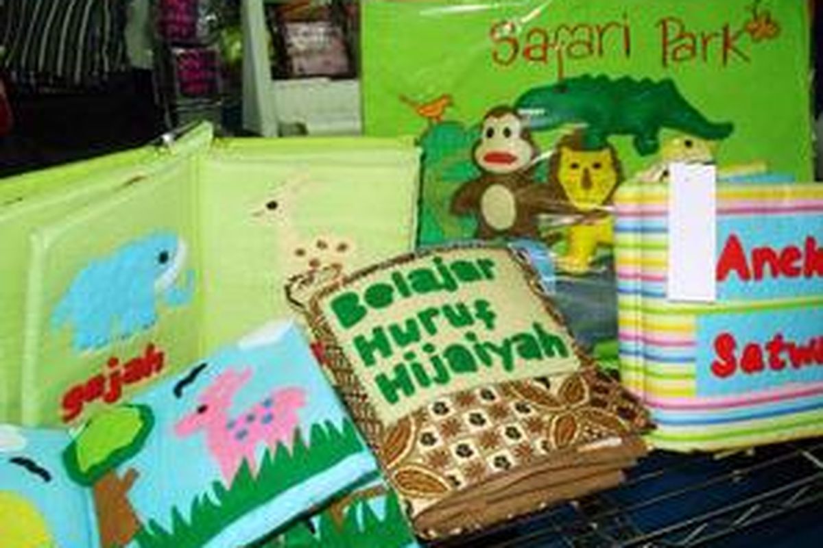 Alea Educotton, buku dan mainan edukasi dari bahan katun dengan model jahitan gambar, huruf dan angka. Dipasarkan oleh Evy Nur Shakuntala dari Yogyakarta.