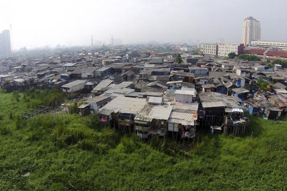 Kawasan kumuh dan padat penduduk di pinggir Waduk Pluit, Jakarta Utara, Senin (28/7/2014). Pemerintah DKI Jakarta telah melakukan normalisasi di Waduk Pluit untuk mengembalikan fungsinya sebagai kantong air. 