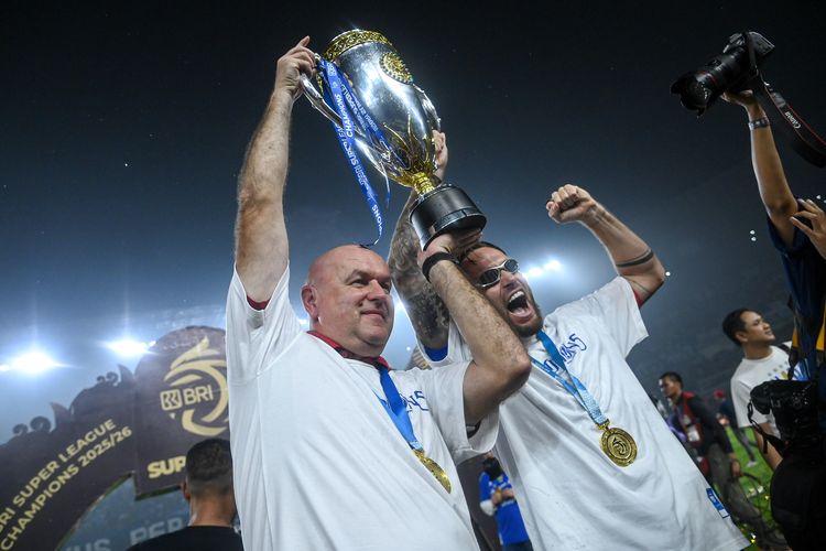Pelatih Persib Bojan Hodak angkat piala Super League 2025-2026 bersama el-capitano Marc Klok pada momen seremoni juara Sabtu (23/5/2026) di Gelora Bandung Lautan Api (GBLA). 