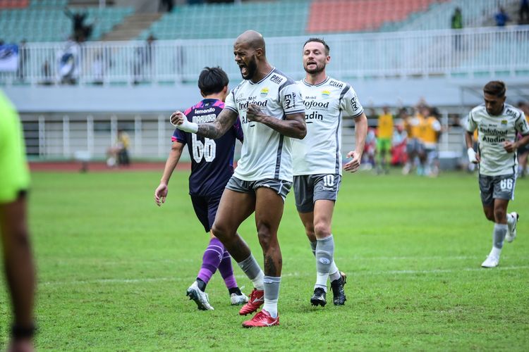 David da Silva penyerang Persib ketika sukses mencetak gol lewat titik putih dalam pertandingan RANS Nusantara vs Persib pada pekan ke-25 Liga 1 2022-2023, Minggu (19/2/2023) di Stadion Pakansari, Cibinong, Kabupaten Bogor. 