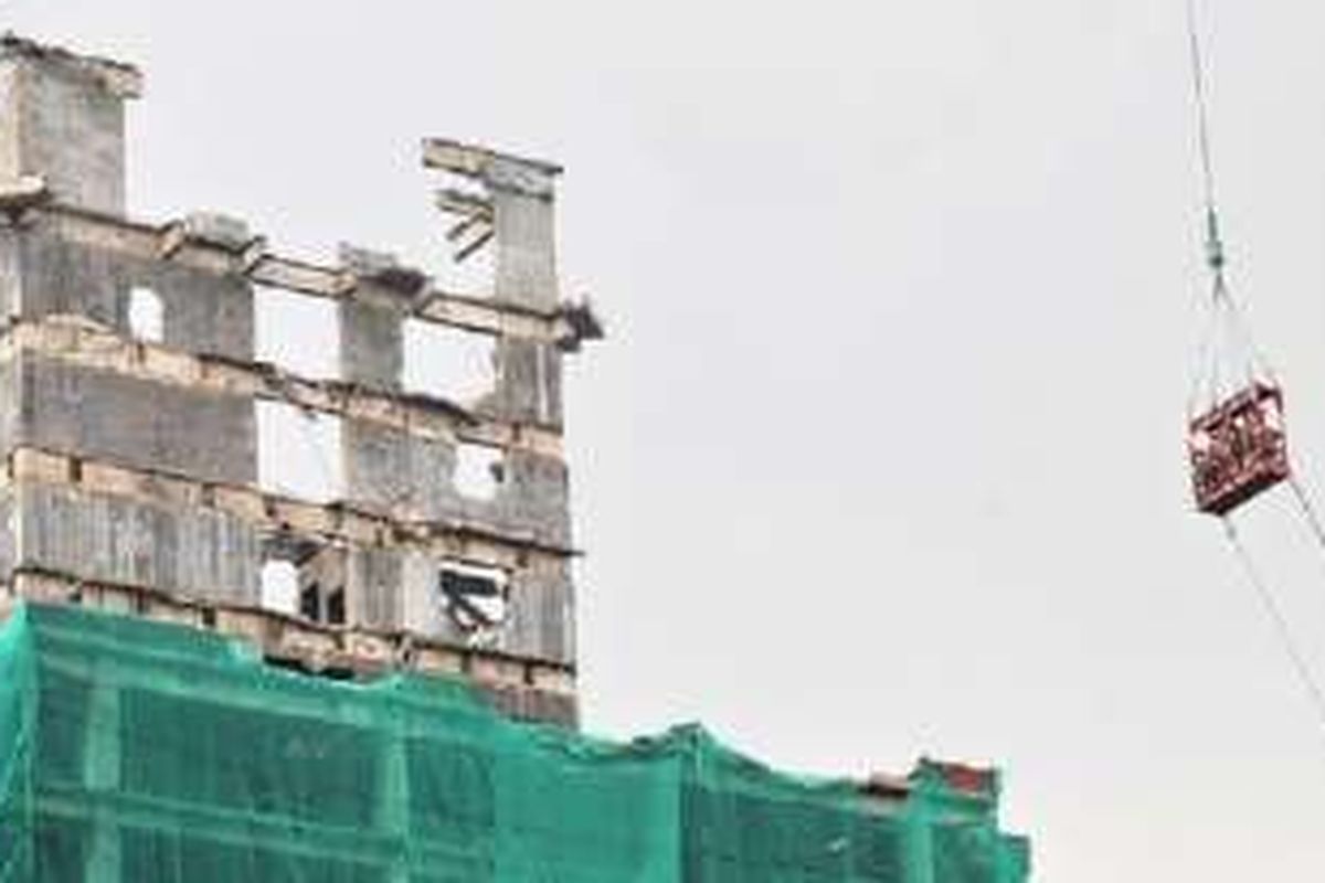 

Pekerja, Senin (10/10), melakukan persiapan untuk proses perobohan gedung Panin di Bintaro, Tangerang Selatan, Banten. Perobohan gedung Panin ini dijadwalkan pada 14 Oktober 2016. 