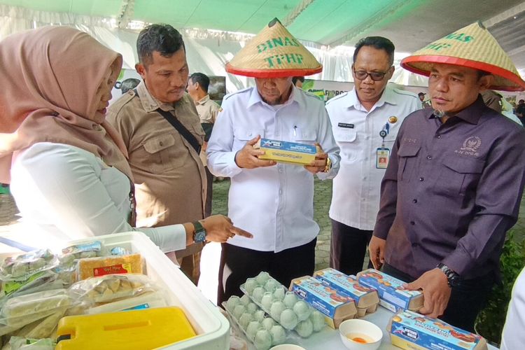 Anggota Komisi IV DPR RI dari Fraksi PKS, Riyono, mengenakan caping (baju hitam) turun membantu ketersediaan pestisida untuk mengatasi hama wereng yang menyerang puluhan hektar sawah petani di Kabupaten Ponorog.
