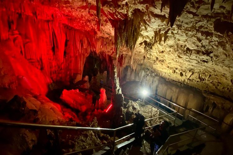 Keberadaan stalaktit dan stalagmit di dalam Goa Gong yang sangat indah.