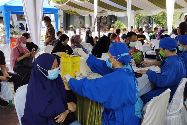 Vaksinasi dosis kedua yang digelar Kompas Gramedia dan Kalbe Farma bagi warga di Pekanbaru, Selasa (5/10/2021).