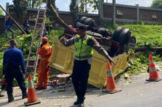 Truk Paving Blok Terguling Timpa Mobil dan Sepeda Motor di Cimahi, 1 Orang Tewas
