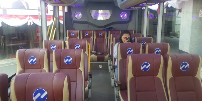 Interior di dalam bus Royaltrans milik PT Transjakarta yang rencananya digunakan untuk melayani warga perumahan. Foto diambil di Kementerian Perhubungan, Kamis (24/8/2017). 