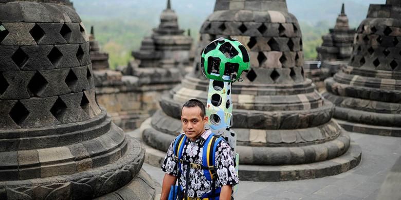 Eko Pramono, karyawan Google Street View, menggendong alat Street View Trekker yang digunakan untuk mengambil imaji panorama dengan sudut 360 derajat di Candi Borobudur, Magelang, Jawa Tengah, Sabtu (26/9/2015). Alat berupa kamera dengan 15 lensa yang memiliki berat sekitar 20 kilogram tersebut memungkinkan pengambilan gambar 360 derajat di sekitar jalur yang dilewati pengguna alat itu.