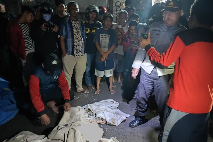 Sejumlah warga heboh usai menemukan mayat perempuan tanpa identitas penuh luka di pinggir Jalan Raya Jakarta-Bogor, Desa Cimandala, Kecamatan Sukaraja, Kabupaten Bogor, Jawa Barat, Rabu (14/12/2022) malam.