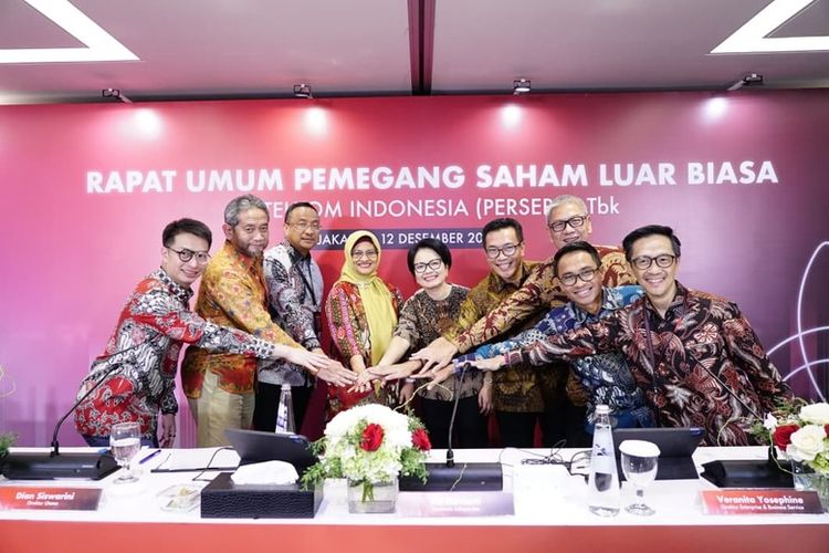 Direktur Utama Telkom Dian Siswarini (keempat dari kiri) bersama jajaran Board of Directors (BOD) TelkomGroup seusai agenda Rapat Umum Pemegang Saham Luar Biasa (RUPSLB), Jumat (12/12/2025). 