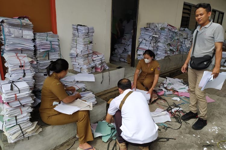 Sejumlah pegawai non-ASN di Pemkab Buleleng membongkar arsip untuk mencari slip gaji pertama untuk melengkapi pendataan seleksi P3K, Selasa (16/8/2022).