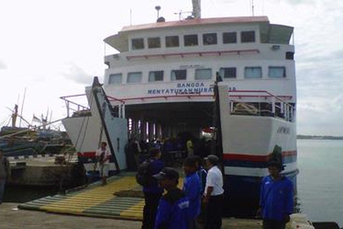 Kapal Motor Penumpang (KMP) Muria kembali diberangkatkan ke Kepulauan Karimunjawa, Kabupaten Jepara, Jawa Tengah, Rabu (18/1/2012). Kapal itu membawa pasokan beras sebanyak 10 ton dan logistik Pemilihan Kepala Daerah Kabupaten Jepara ke Kepulauan Karimunjawa.