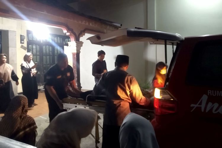 Jenazah Yai Mim Tiba di Blitar, Kakak Tertua Pingsan dan Dilarikan ke Rumah Sakit