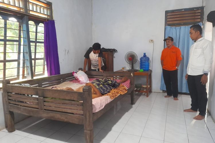 Kondisi memprihatinkan dialami Ngalimun (39) warga Desa Tasikmadu, Kecamatan Pituruh, Kabupaten Purworejo, Jawa Tengah. Ia terpaksa harus menjalani perawatan di rumah karena tak kuat dengan mahalnya biaya berobat di rumah sakit. 