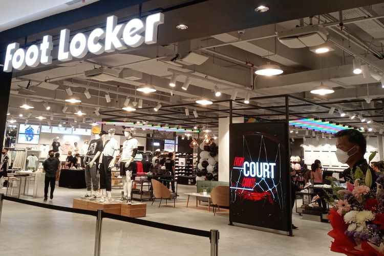 Foot Locker membuka gerai pertamanya di lantai satu Delipark Mall, gerai seluas 702 meter persegi didesain menjadi pusat budaya anak muda Kota Medan, Jumat (5/8/2022)