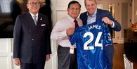 Bertemu Pemilik Chelsea di AS, Prabowo Dapat Jersey Reece James