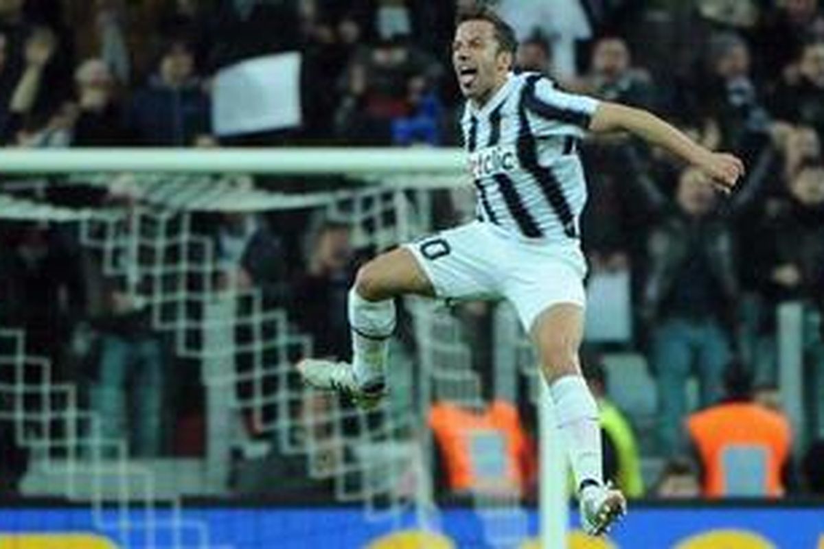 Penyerang Juventus, Alessandro Del Piero, merayakan golnya ke gawang AC Milan, pada leg kedua semifinal Coppa Italia, di Juventus Stadium, Selasa (20/3/2012).