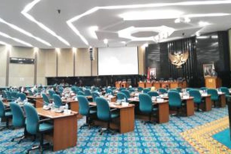 Suasana rapat paripurna yang digelar DPRD DKI Jakarta dalam rangka mendengarkan jawaban Gubernur DKI Jakarta atas tanggapan fraksi-fraksi, dan penetapan peraturan daerah (Perda) tentang Badan Usaha Milik Daerah (BUMN) PT Food Station Tjipinang Jaya, di Gedung DPRD DKI, Jumat (25/4/2014). Dalam rapat tersebut, hanya 41 orang anggota dewan yang datang, dari jumlah keseluruhan 92 orang.