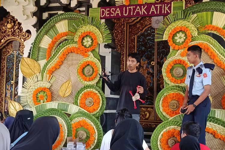 Maker asal Bali, Anak Agung Duwi Arsana (tengah) saat sesi workshop (lokakarya) drone di pameran Desa Utak Atik di Desa Serangan, Bali, Sabtu (6/12/2025). Desa Utak Atik digagas oleh CAST Foundation, Fab Lab Bali, dan Meaningful Design Group.