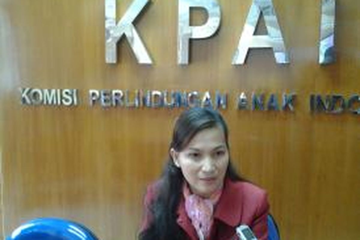 Sekretaris Komisi Perlindungan Anak Indonesia (KPAI) memberikan keterangan ke wartawan di Gedung KPAI, Jakarta, Senin (5/4/2014).