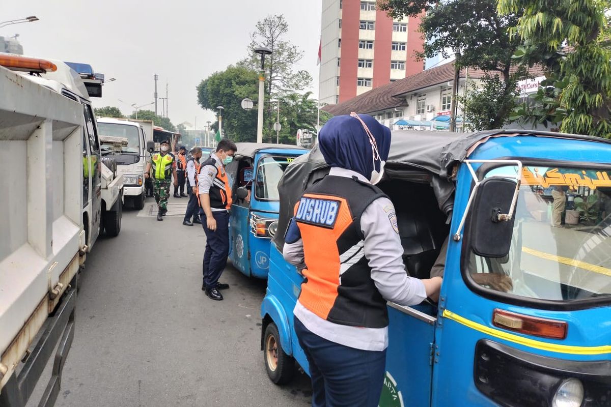 Sejumlah kendaraan bajaj terjaring operasi parkir liar di wilayah Kecamatan Senen pada Rabu (15/6/2022).