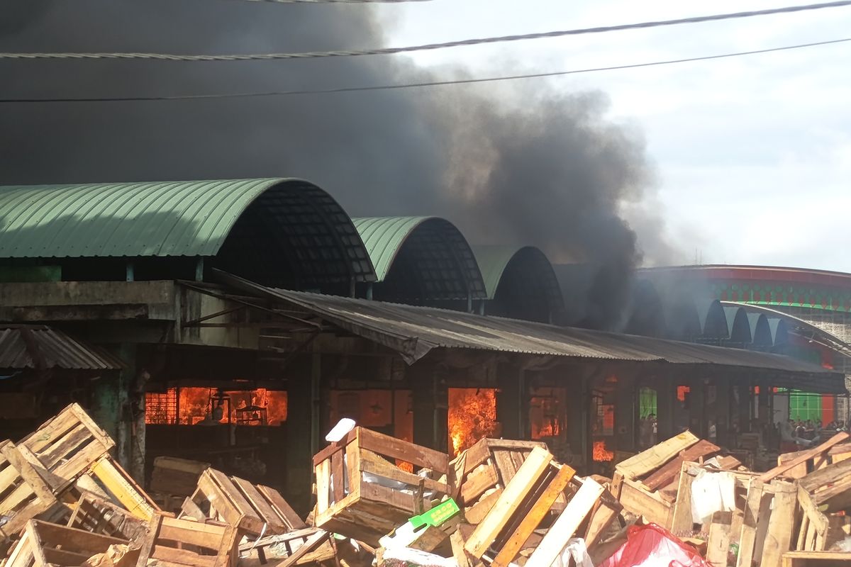 Los Pepaya di Pasar Induk Kramat Jati kebakaran, Senin (15/12/2025)