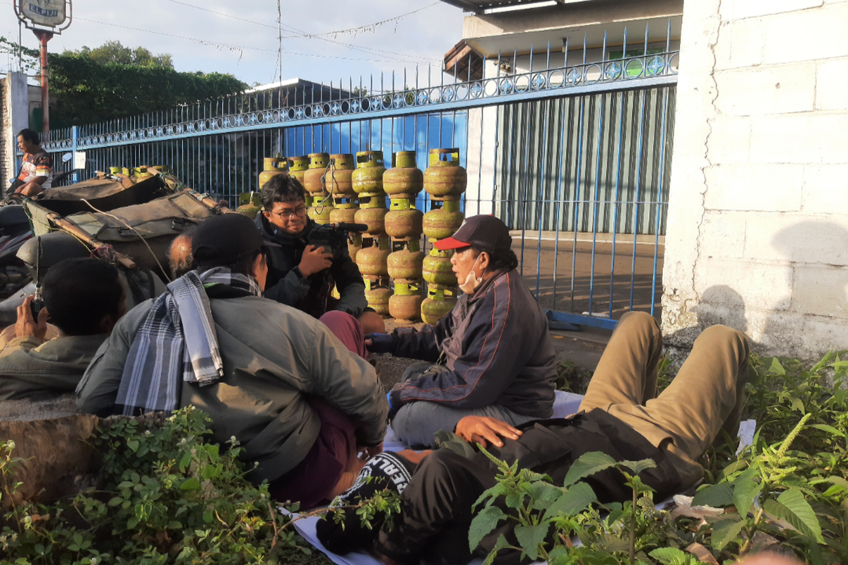 Warga mengantre elpji 3 kilogram di Lumajang