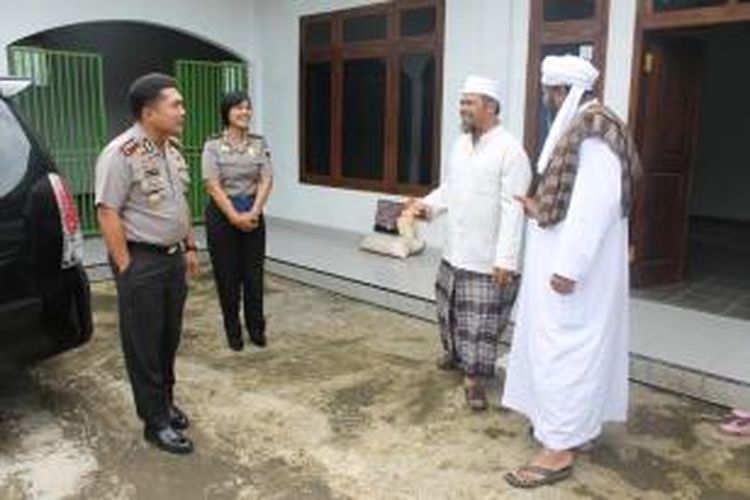 Dari kiri: KH Syihabudin (dua dari kanan) pengasuh Ponpes Al Hadist Dsn. Kebonsari, Ds. Wonoboyo Kec. Wonoboyo Kab. Temanggung saat menerima kunjungan Kapolres Semarang AKBP Augustinus B Pangaribuan dan rombongan, Senin (15/7/2013).
