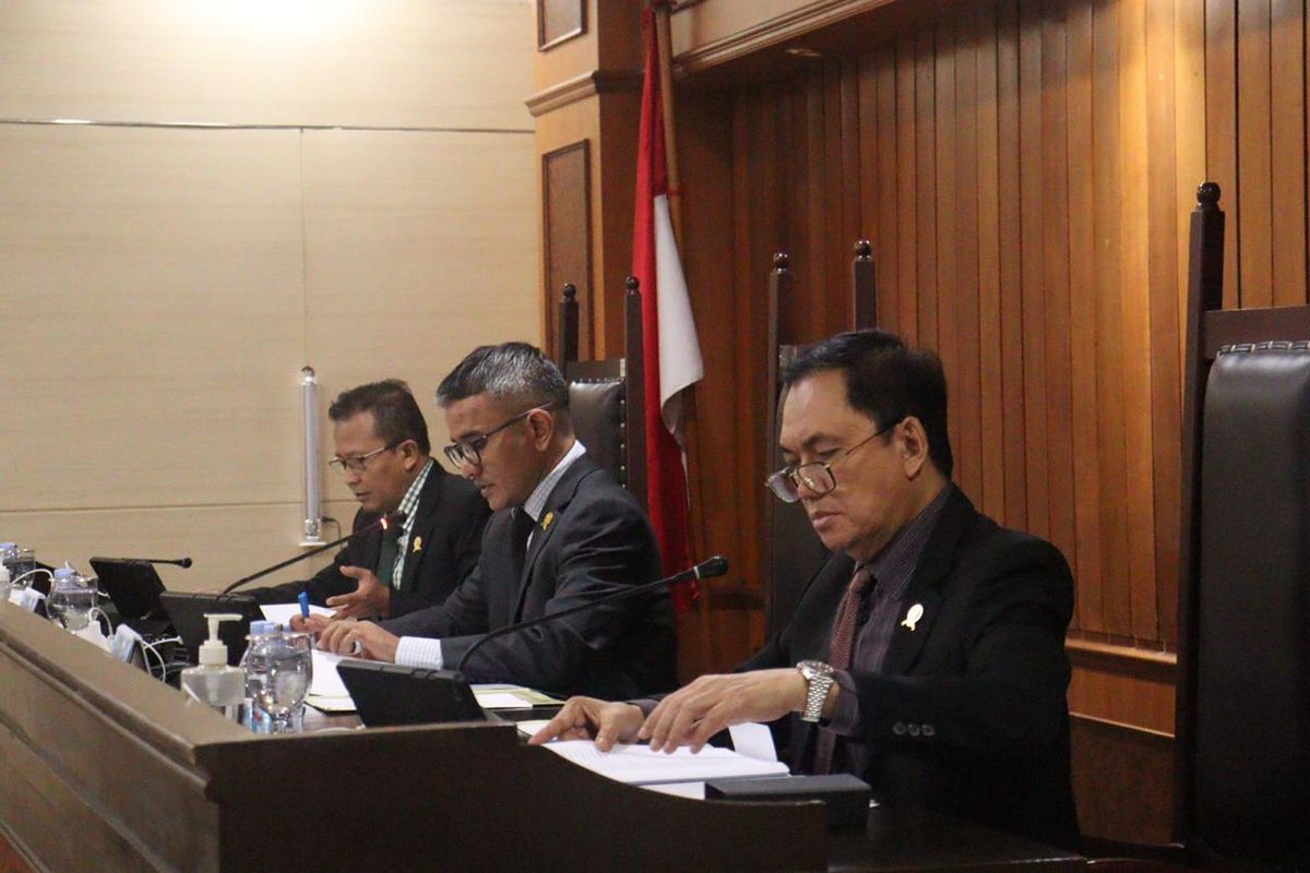 Sidang pembacaan putusan yang dipimpin Ketua Majelis Rhido Jusmadi bersama dua Anggota Majelis M Fanshurullah Asa dan Moh Noor Rofieq kepada dua pelaku usaha yang terbukti melakukan persekongkolan dalam pengadaan penyediaan air bersih di Kabupaten Lombok Utara di Kantor KPPU Jakarta, Senin (30/6/2025). 
