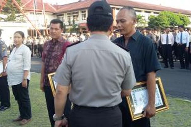 Kapolda Bali Irjen Pol Ronny Franky Sompie bersalaman dengan tiga watga yang diberi penghargaan di Mapolda Bali. 