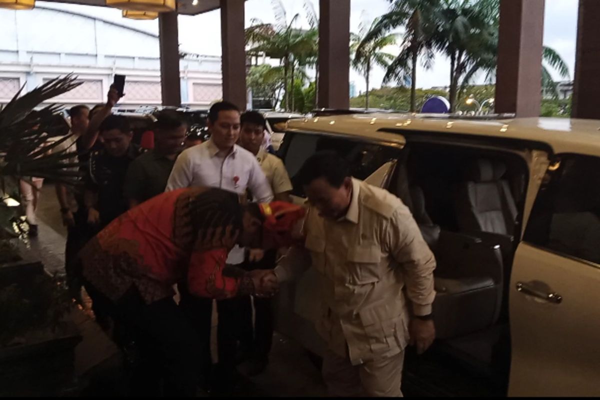 Wali Kota Medan, Bobby Nasution menjemput Menteri Pertahanan, Prabowo Subianto di Hotel Rinra, Makassar, Kamis (13/7/2023).