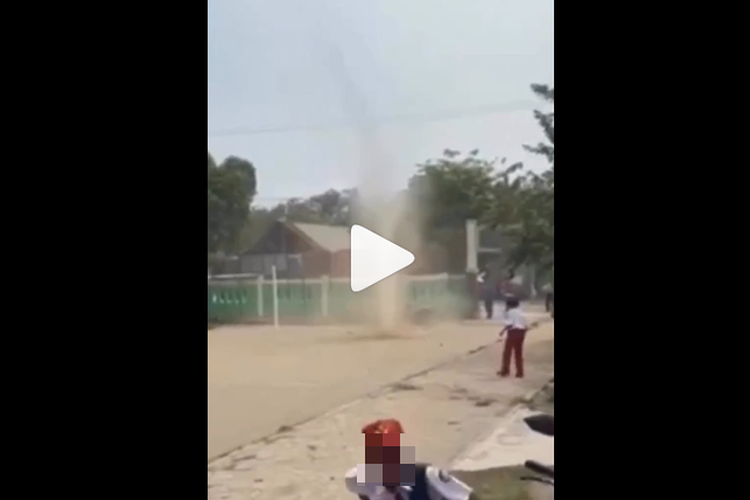 video viral angin puting beliung di bekasi