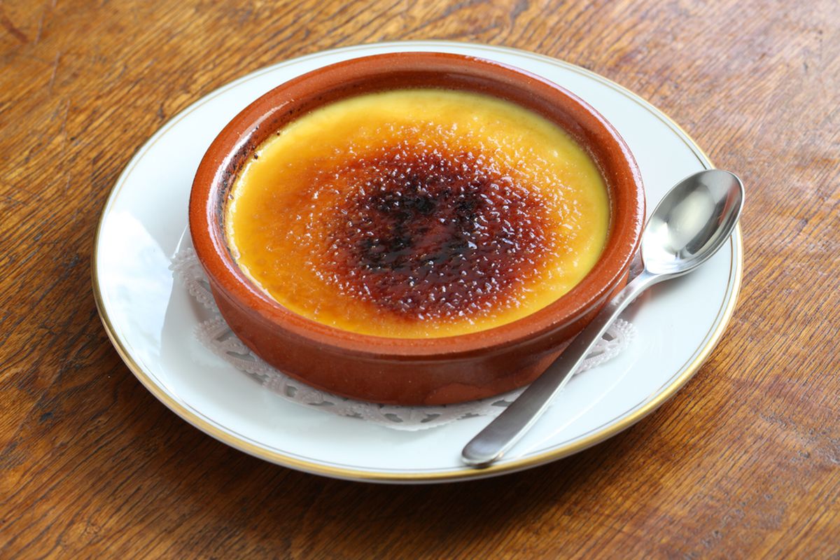 Ilustrasi crema catalana, dessert dari Spanyol yang mirip creme brulee. 