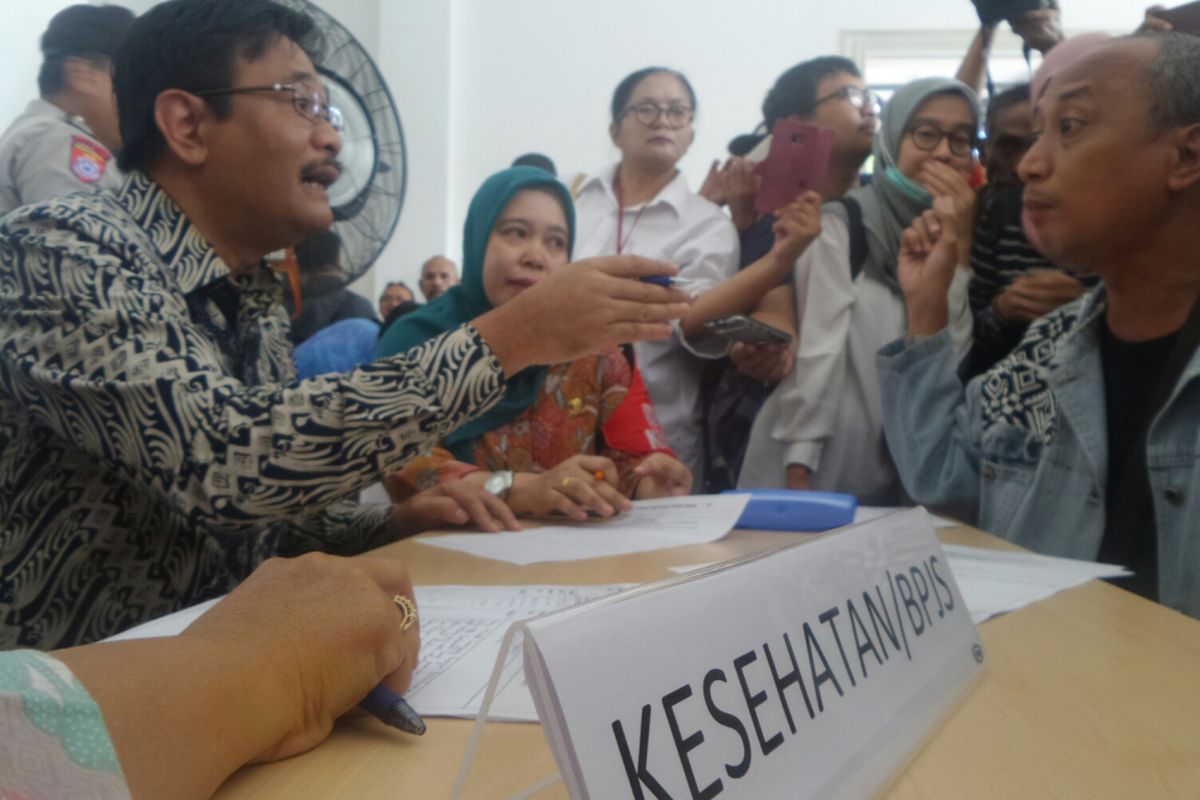 Plt Gubernur DKI Jakarta Djarot Saiful Hidayat melayani aduan warga di Balai Kota DKi, Jumat (12/5/2017). 