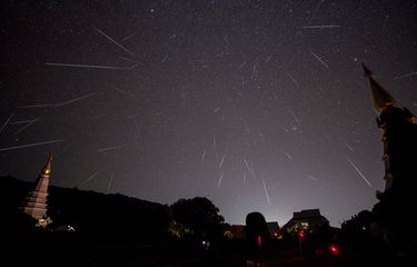 Fenomena hujan meteor Geminid di langit malam yang terjadi di Chiang Mai, Thailand. 