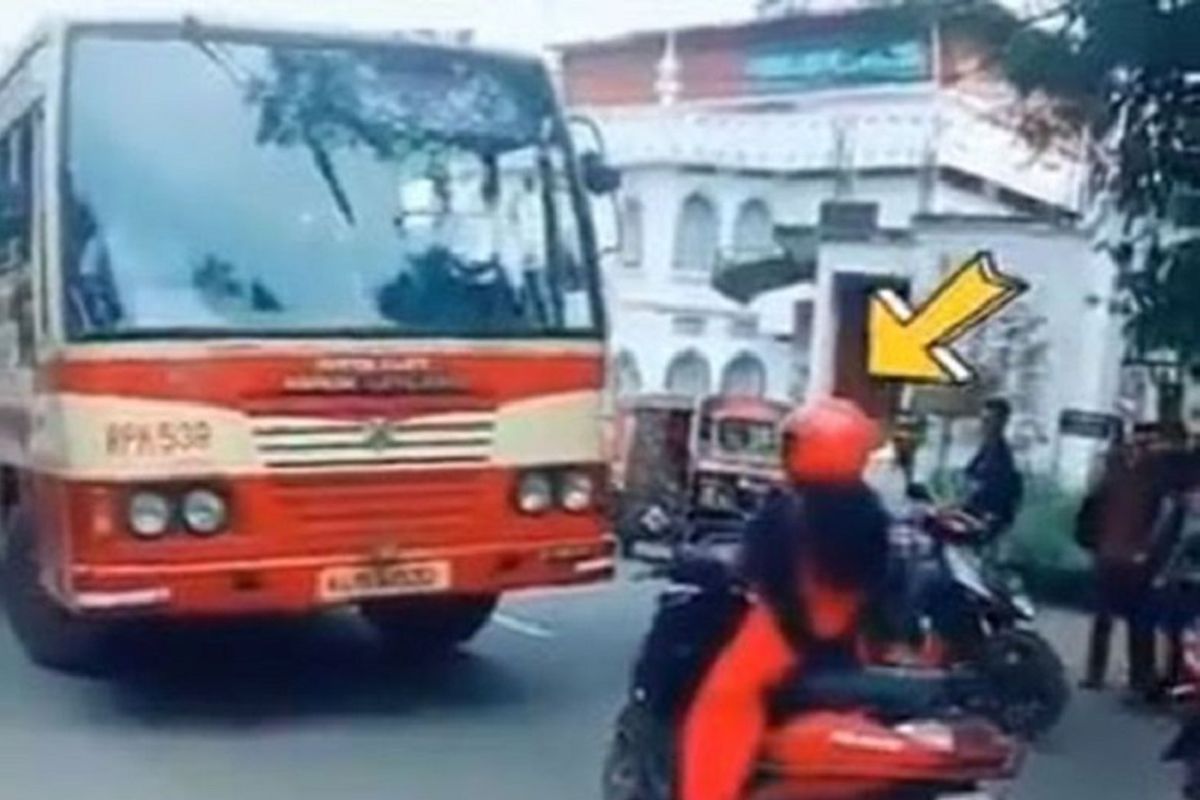 Pengendara motor di India menjadi viral dan menuai pujian setelah tidak bergerak ketika ada bus yang melawan arus.