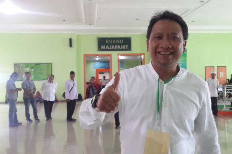 Bupati Pasuruan yang juga Calon Bupati dalam Pilkada Kabupaten Pasuruan 2018 Irsyad Yusuf disela menjalani pemeriksaan kesehatan di Rumah Sakit Umum Daerah Saiful Anwar (RSSA) Kota Malang, Kamis (11/1/2018)
