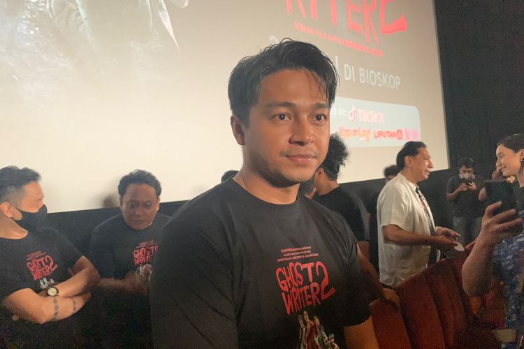 Aktor Deva Mahenra dalam acara konferensi pers dan screening film Ghost Writer 2 di kawasan Epicentrum, Jakarta Selatan, Selasa (12/7/2022). Film tersebut bakal tayang serentak pada 21 Juli 2022.