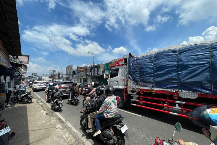 Truk sumbu tiga dan beberapa angkutan barang lainnya memadati arus lalu linta di wilayah Cinunuk, Kabupaten Bandung, Jawa Barat pada Minggu (16/4/2023)