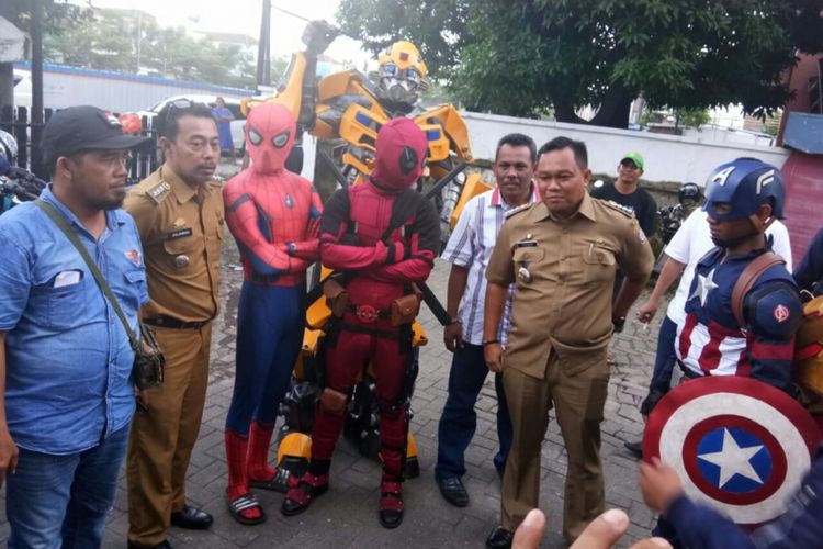 15 camat di Kota Makassar yang hendak mengikuti pemeriksaan di kantor Bawaslu Sulsel dikawal sejumlah tokoh superhero dari Avenger, Transformer dan Satria Garuda BIMA-X, Jumat (22/2/2019).
