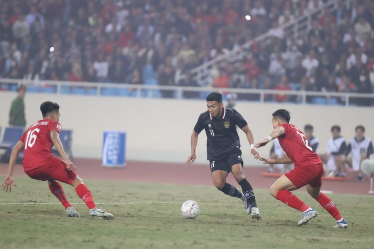 Dendy Sulistyawan (11) diapit dua pemain Vietnam dalam laga leg kedua semifinal Piala AFF 2022 antara Vietnam vs Indonesia di Stadion My Dinh, Hanoi, 9 Januari 2023. 