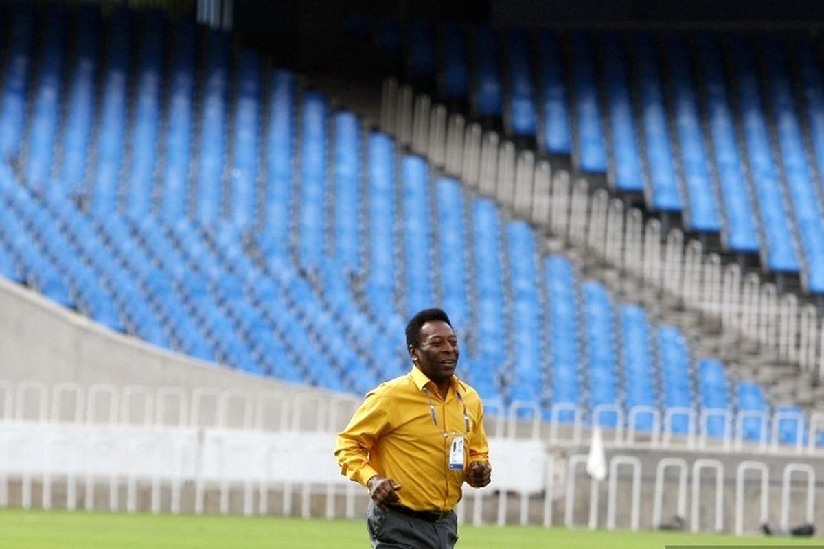 File foto yang diambil pada 1 Mei 2009, legenda sepak bola Brasil Edson Arantes do Nacimento Pele berlari di lapangan selama pemeriksaan Komite Olimpiade Internasional (IOC) di Stadion Maracana di Rio de Janeiro, Brasil. - Ikon sepak bola Brasil Pele meninggal pada Kamis 29 Desember 2022 waktu Brasil pada usia 82 tahun, setelah berjuang melawan masalah ginjal dan kanker usus besar.