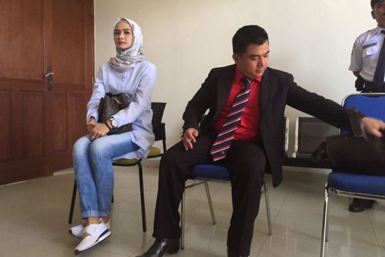 Ade Maya menghadiri sidang cerainya dengan Ibnu Jamil di Pengadilan Agama Tigaraksa, Tangerang, Selasa (22/5/2018).